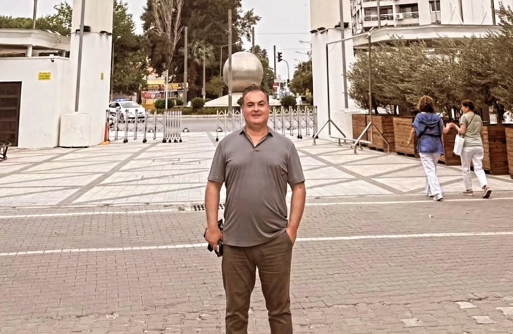 Umut Yılmazkeçeci’den “Bir Bavul Umut”: Göç Hikâyesinin Gizli Kalan Parçaları