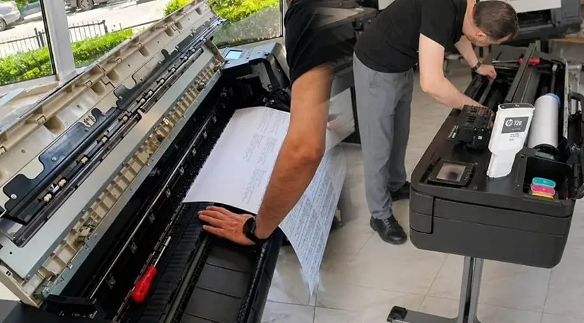 Büyük Format Yazıcılarda Kağıt Besleme Mekanizması ve Sensör Hatalarının Onarımı